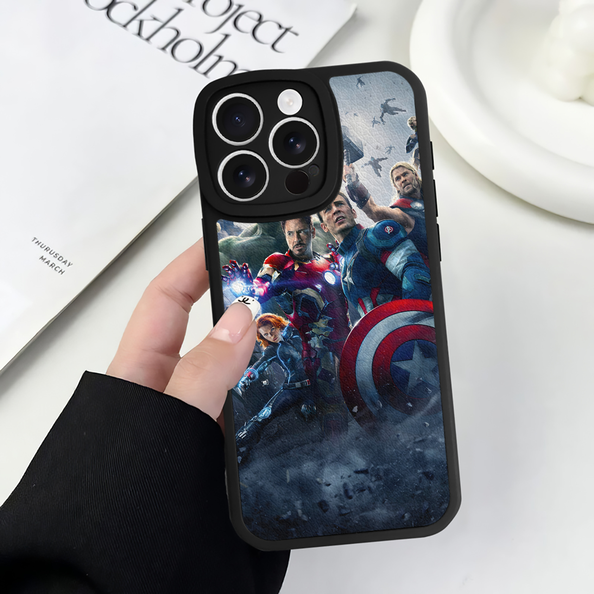 （画像用） アベンジャーズ The Avengers 【iPhone 16シリーズ対応】シリコンスマホケース（レザー調） 材質：シリコン